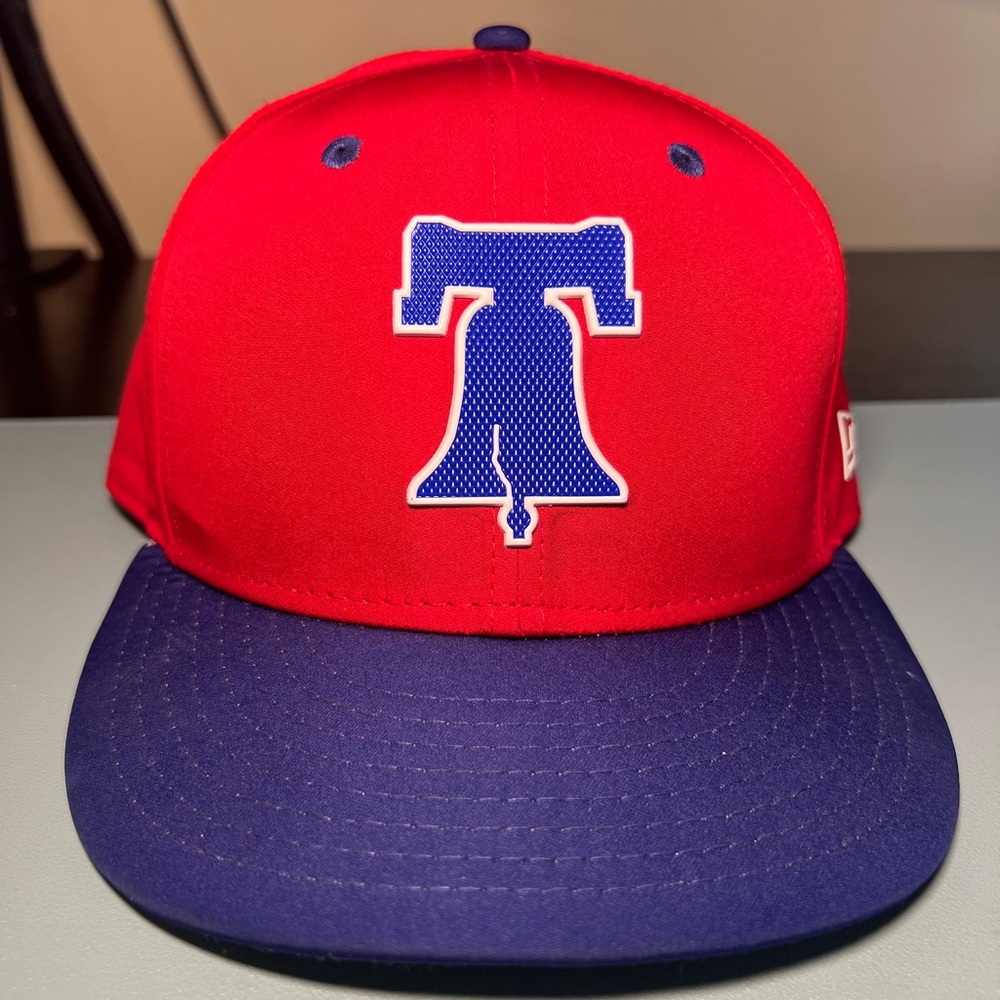 MLB Phillies New Era 5950 Size 7-7/8
Like new. Pet Free/Smoke free home.